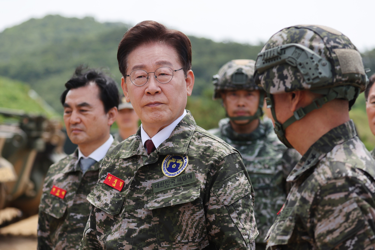 President Lee Jae Myung inspects artillery equipment at the Marine Corps' Yeonpyeong Unit in Ongjin, Incheon, on Wednesday. (Yonhap)