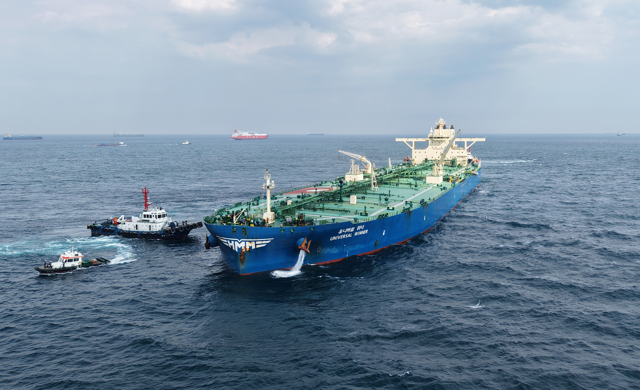 HMM's very large crude carrier (VLCC) Universal Winner, the first South Korean-linked vessel stranded in the Strait of Hormuz following the outbreak of the Middle East conflict to successfully exit the waterway, approaches an offshore single-point mooring buoy for crude oil unloading off the coast of Ulsan on June 10. (Yonhap)