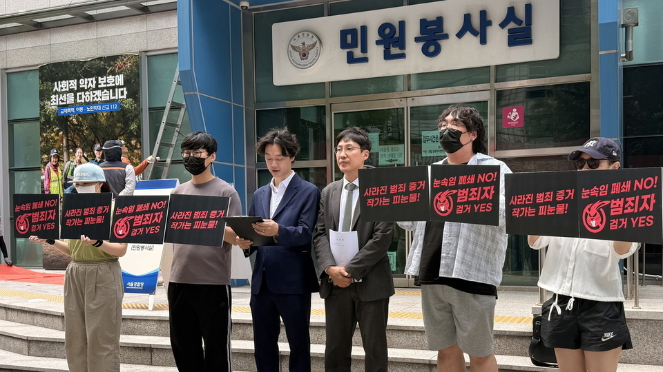 Members of the Korea Digital Content Creators' Association protest outside the National Police Agency headquarters in central Seoul on June 11, calling for faster investigations into overseas webtoon piracy websites. (KDCCA)
