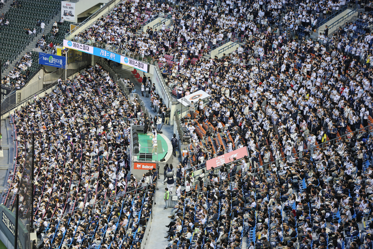 Spectators watch a game of the Korea Baseball Organization between the NC Dinos and Doosan Bears at Jamsil Baseball Stadium in Seoul, in this file photo from May 21. (Yonhap)