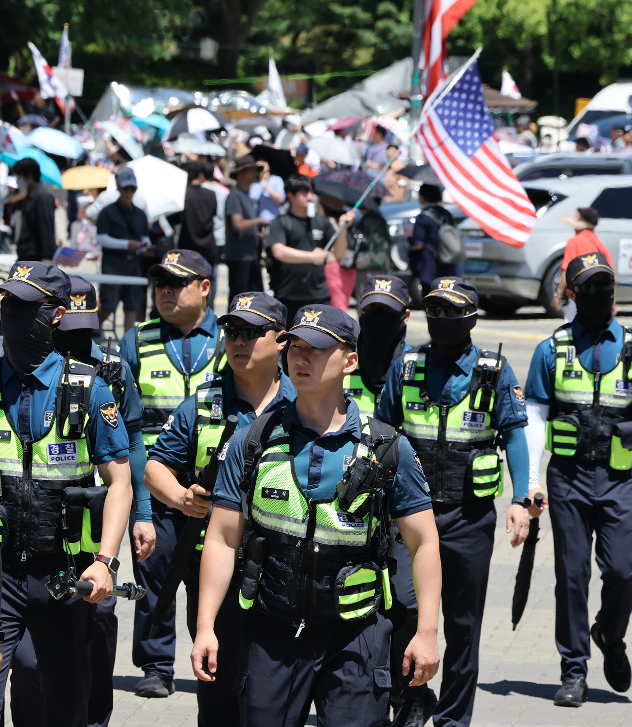 Police officers stand guard near the Handball Gymnasium in Olympic Park in Seoul's Songpa District on Wednesday as protests calling for the closure of ballot-counting centers continue following a ballot shortage during the June 3 local elections. (Yonhap)