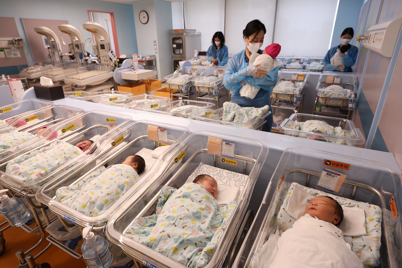 Nurses care for newborns in the neonatal ward at Ilsan Cha Hospital in Goyang, Gyeonggi Province, April 22. (Yonhap)