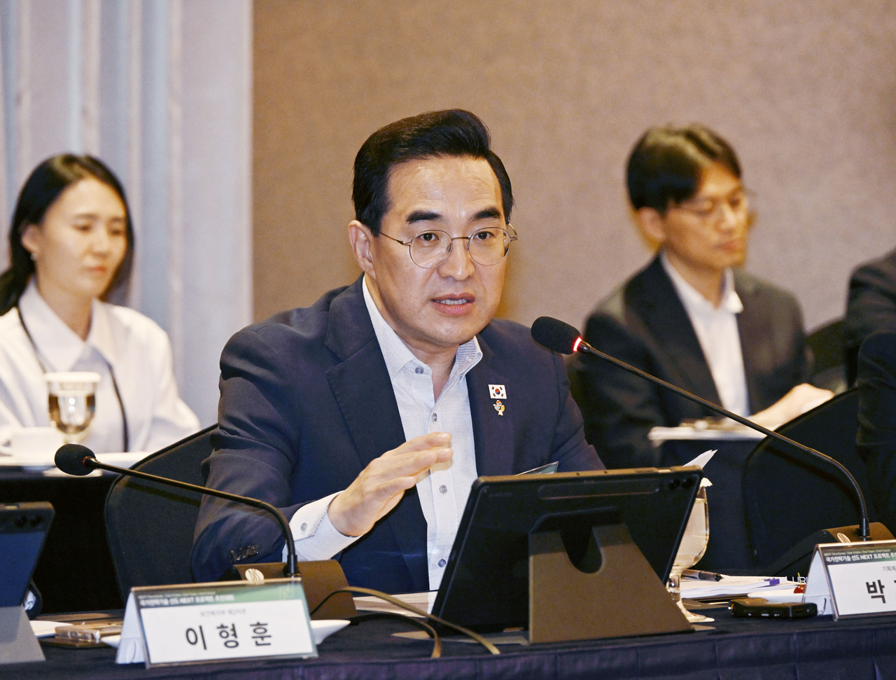 Park Hong-keun, minister of the Ministry of Planning and Budget [Ministry of Planning and Budget]