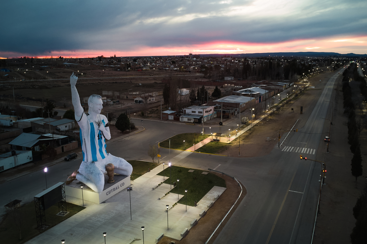 A gigantic sculpture of soccer star Lionel Messi stands in Cutral Co, Argentina, Sunday.    (AP-Yonhap)