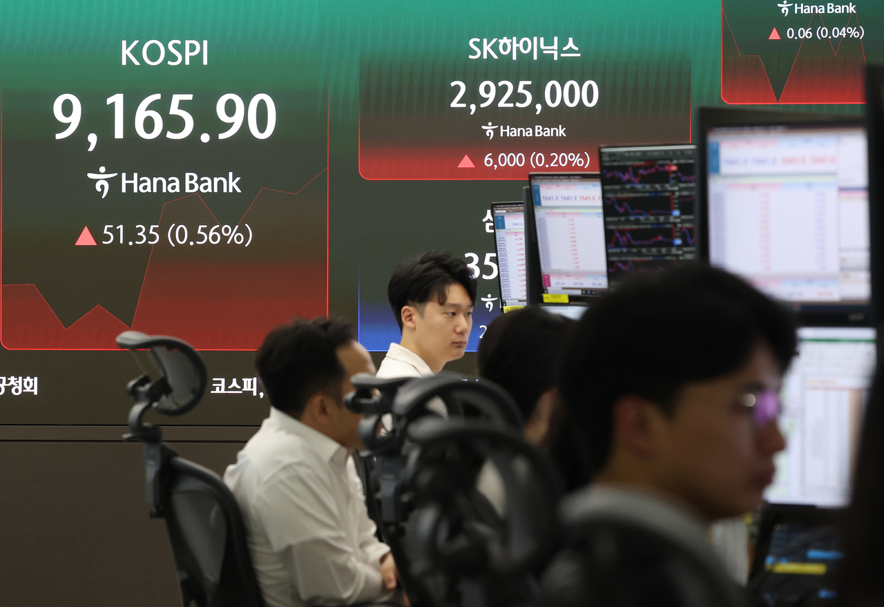 Traders work inside Hana Bank’s dealing room in central Seoul on June 23. (Yonhap)