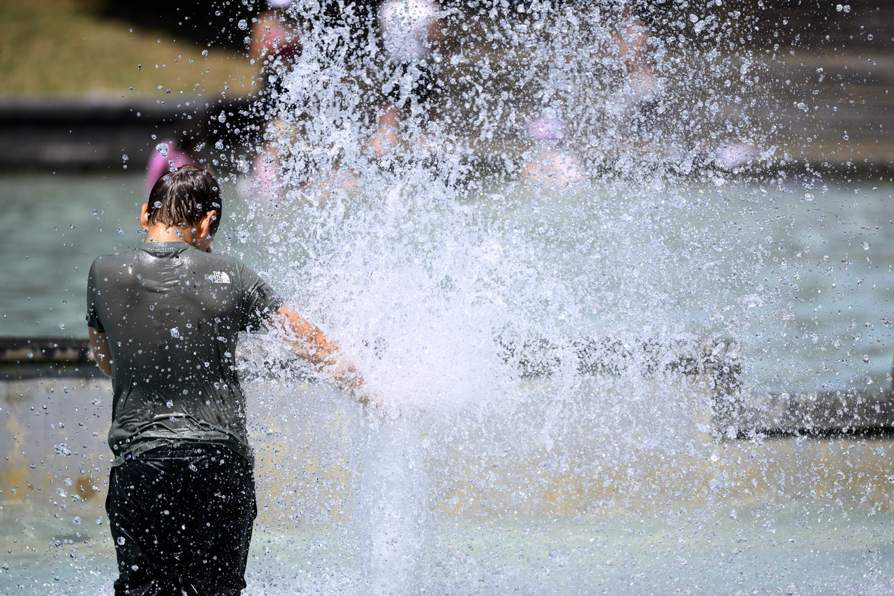 Children cool off near a fountain in Lausanne, Switzerland, Tuesday. (EPA-Yonhap)