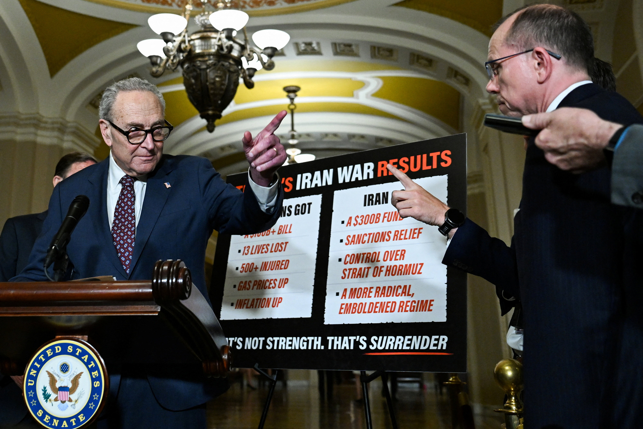 US Senate Minority Leader Chuck Schumer (left) takes questions as Senate Democratic leaders hold a press conference in Washiongton on Tuesday. (Reuters-Yonhap)