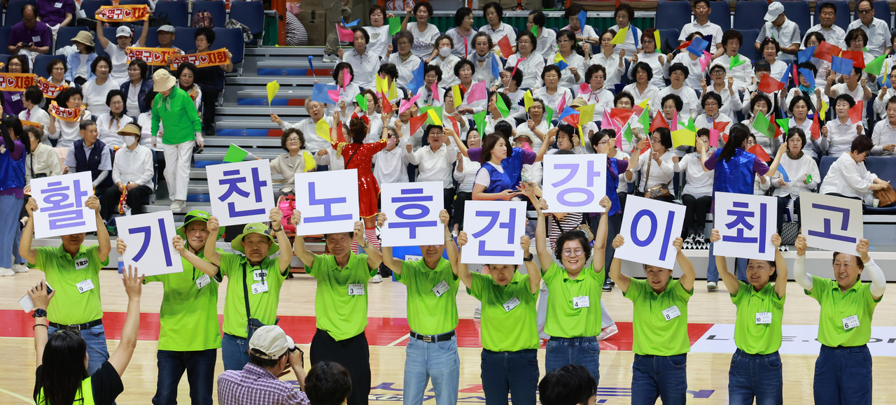 Participants hold up word cards forming the slogan "Stay Active, Stay Healthy" during a word-card matching event at the 46th Busan Mayor's Senior Sports Day at Sajik Gymnasium in Busan on Wednesday. (Yonhap)