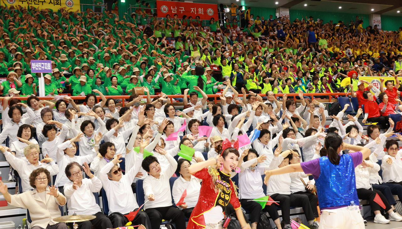 Participants learn a group exercise routine before the start of the competitions at the 46th Busan Mayor's Senior Sports Day at Sajik Gymnasium in Busan on Wednesday. (Yonhap)