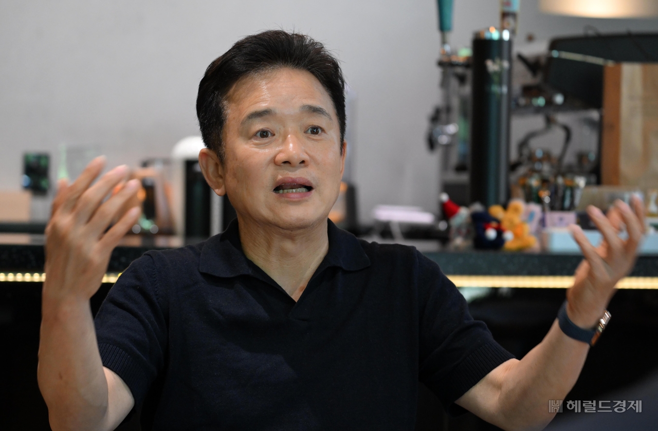 Nam Gyeong-pil, head of NGU (Never Give Up), a drug prevention and recovery organization, speaks during an interview at the NGU office in Bundang-gu, Seongnam, Gyeonggi Province, on Tuesday afternoon. (Lee Sang-sub/The Herald Business)