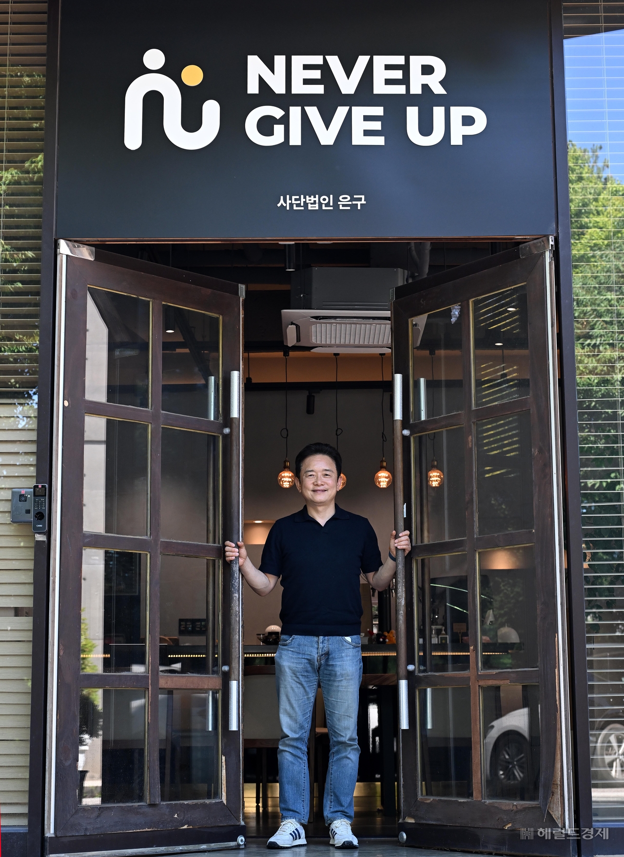 Nam Gyeong-pil, head of NGU, poses before an interview at the NGU office in Bundang, Seongnam, Gyeonggi Province, on Tuesday afternoon. (Lee Sang-sub/The Herald Business)