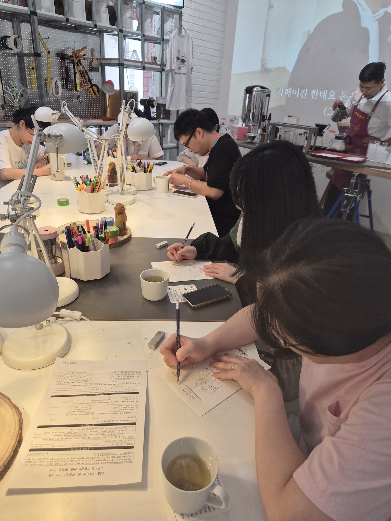 Joo and her daughter draw while enjoying their coffee. (Choi Jae-hee / The Korea Herald)