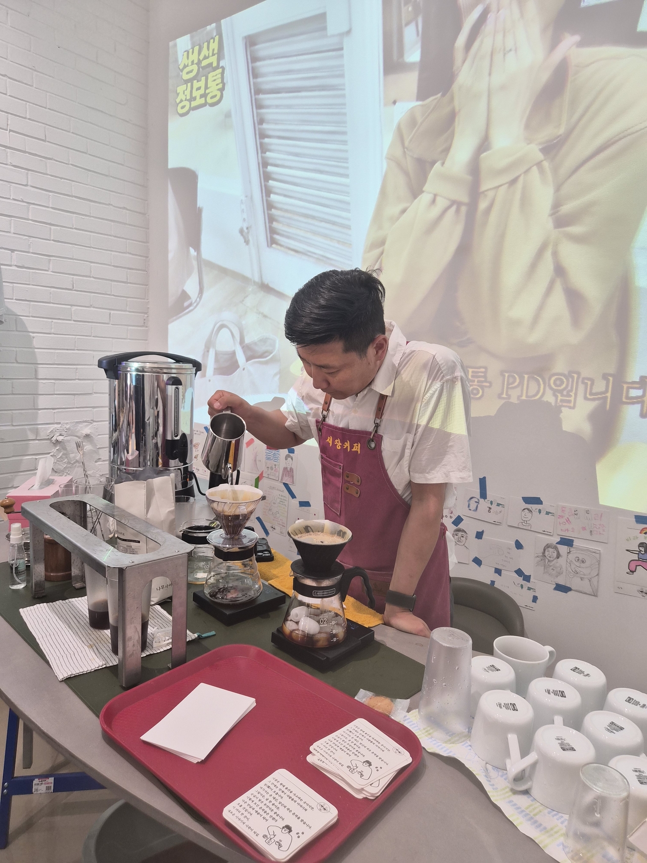 Chun brews a pot of coffee during his public art project at the Arko Art Center in Seoul on June 17, where participants exchanged drawings for a free cup of coffee. (Choi Jae-hee / The Korea Herald)