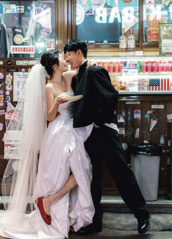 A couple takes part in a self-organized wedding photo shoot (Courtesy of Thelovien)