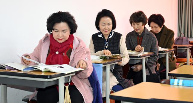 Students at Ilsung Women's Middle and High School flip through their textbooks in 2024. (Lee Sang-sub/The Korea Herald)