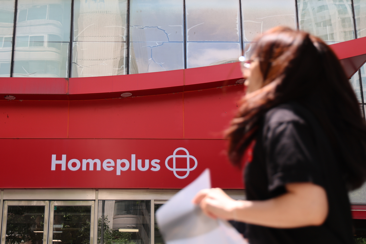 A passerby walks past a Homeplus store in Songpa-gu, southeastern Seoul, on June 5. (Yonhap)