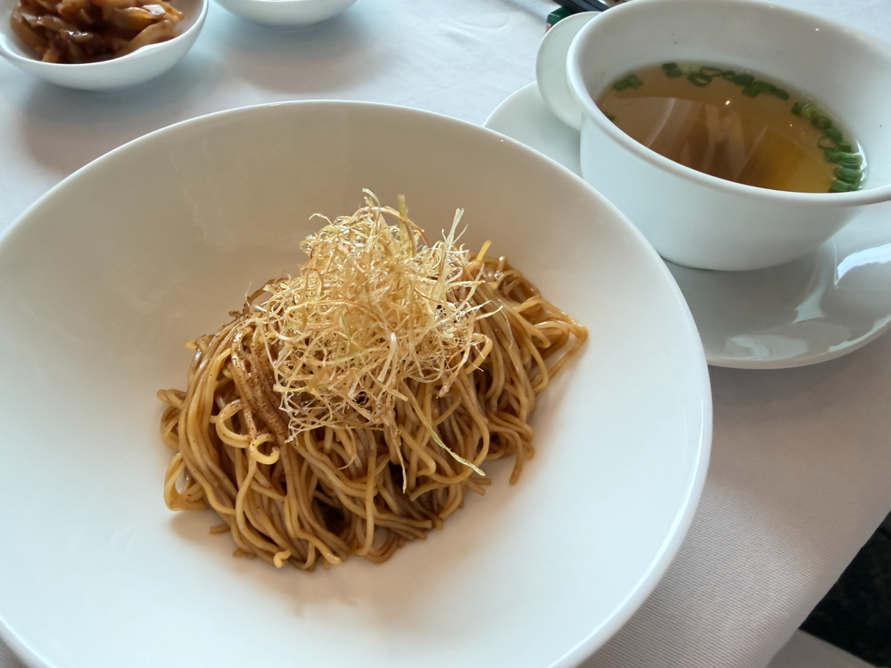 Shrimp roe noodles tossed in aromatic oil (Hong Yoo/The Korea Herald)