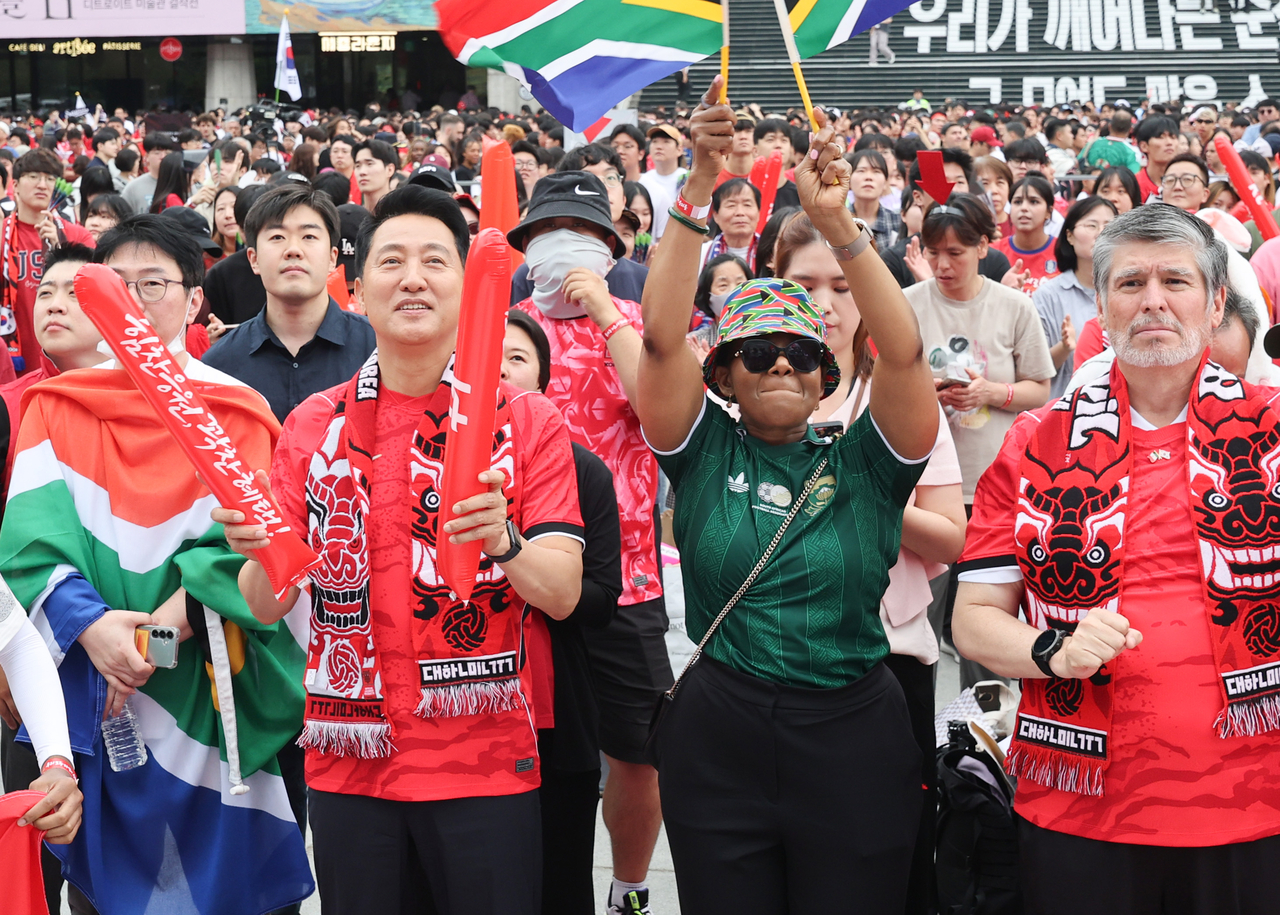 Seoul Mayor Oh Se-hoon (2nd from L) and South African Ambassador to South Korea Sindiswa Ntombolimo Mququ (2nd from R) are seen in Gwanghwamun Square in central Seoul ahead of their countries' group stage match at the 2026 FIFA World Cup on Thursday. (Yonhap)