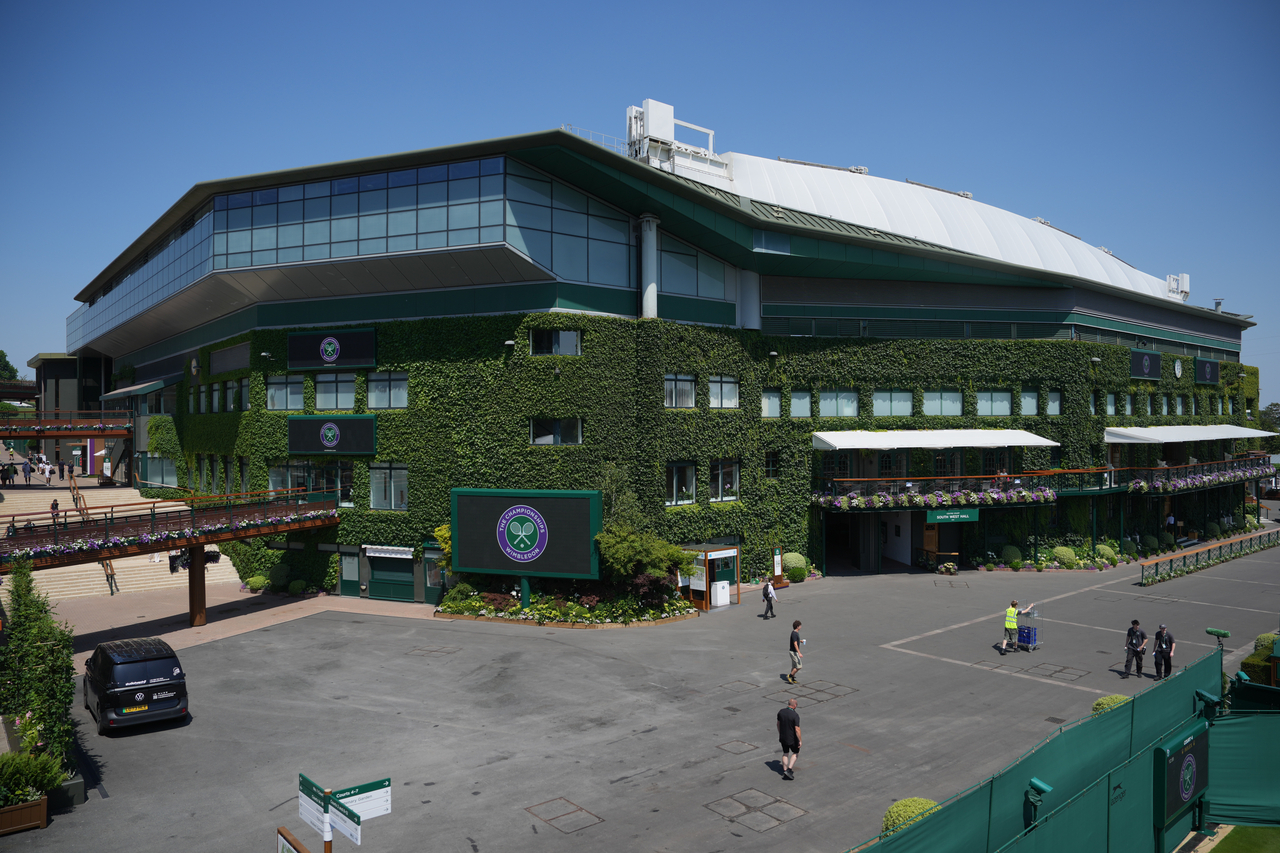 A general view of Center Court as final preparations are made ahead of Wimbledon, in London, Wednesday.   (AP-Yonhap)