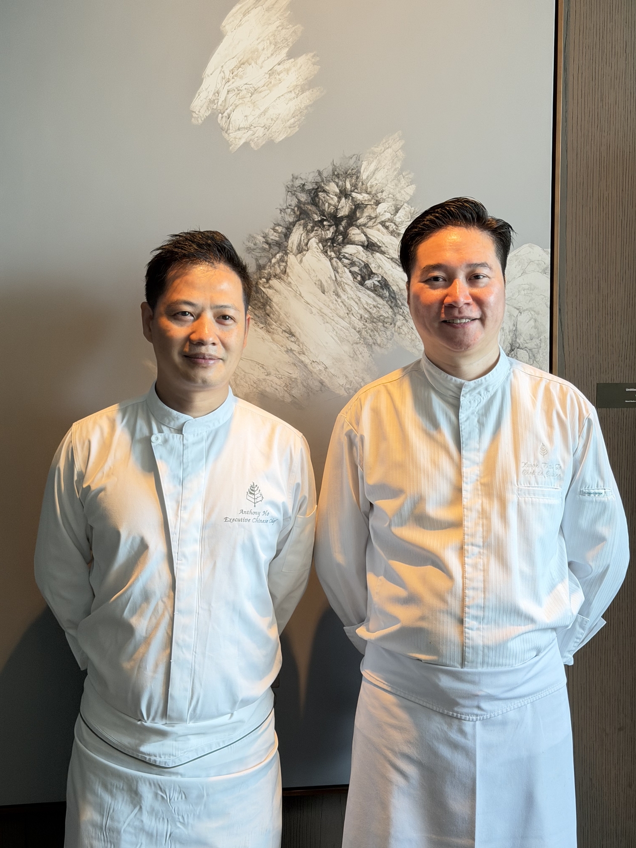 Zi Yat Heen's chef Anthony Ho (left) and Yu Yuan's chef To Kwok Wai at Yu Yuan in Four Seasons Hotel Seoul on June 19 (Hong Yoo/The Korea Herald)