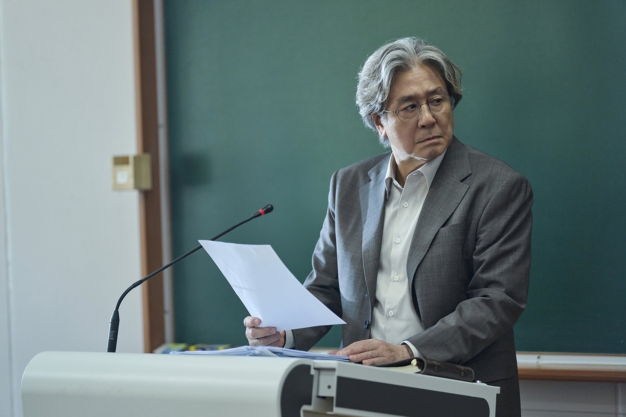 Choi Min-sik stars in "Notes from the Last Row" (Netflix)