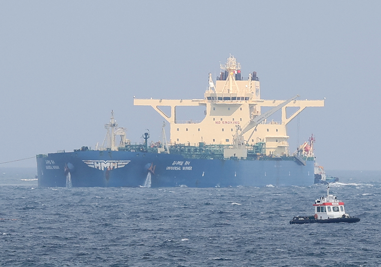The very large crude carrier Universal Winner, a South Korean oil tanker operated by Korean shipping company HMM, reaches waters off the southeastern port city of Ulsan in this June 10, file photo. (Yonhap)