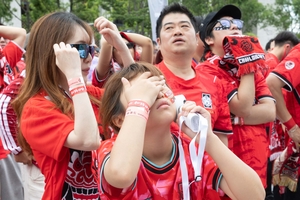 [현장] 전광판 속 응원단의 눈물…‘발암축구’에 쏟아진 ‘탄식’ 과 ‘망연자실’ [세상&]