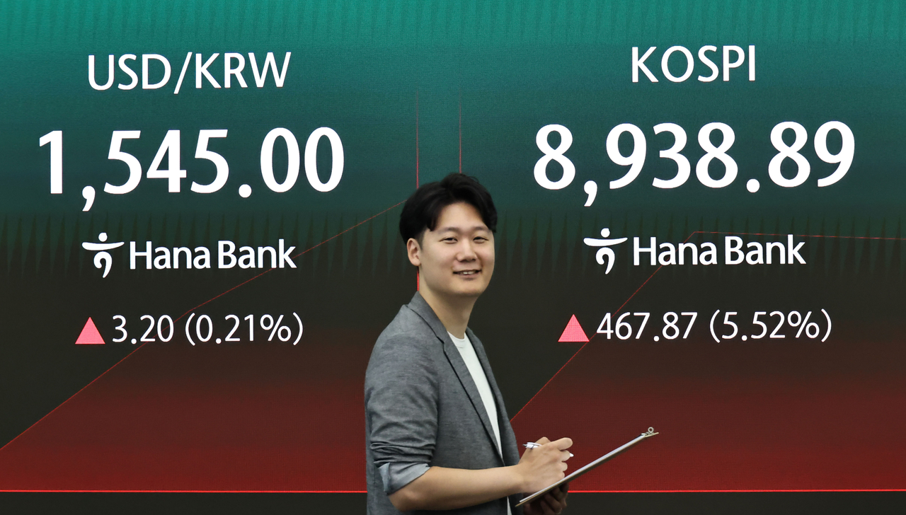 An electronic board showing the Korea Composite Stock Price Index at a dealing room of the Hana Bank headquarters in Seoul on Thursday. (Yonhap)