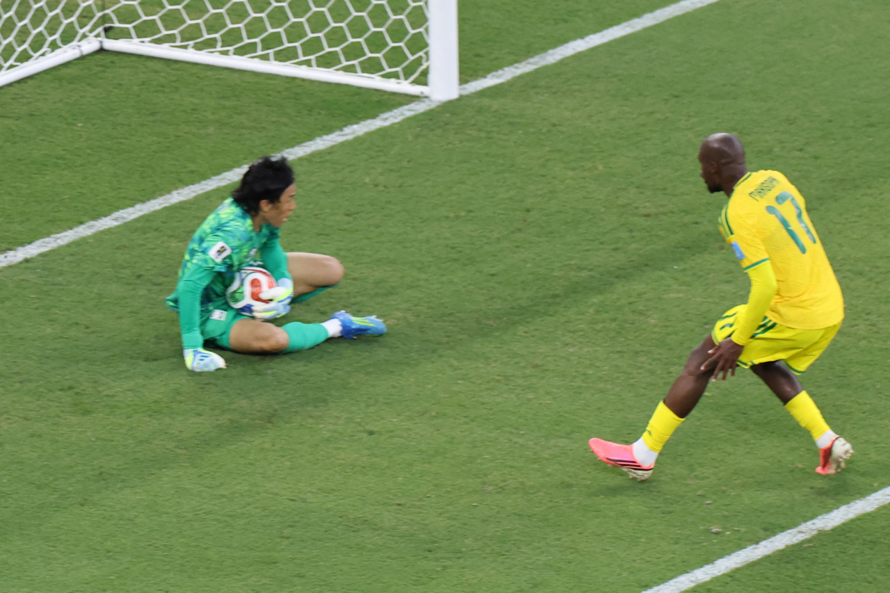 Kim Seung-gyu of South Korea (L) makes a save on a shot by Evidence Makgopa of South Africa during the teams' Group A match at the FIFA World Cup at Estadio Monterrey in Guadalupe, Mexico, on Wednesday. (Yonhap)