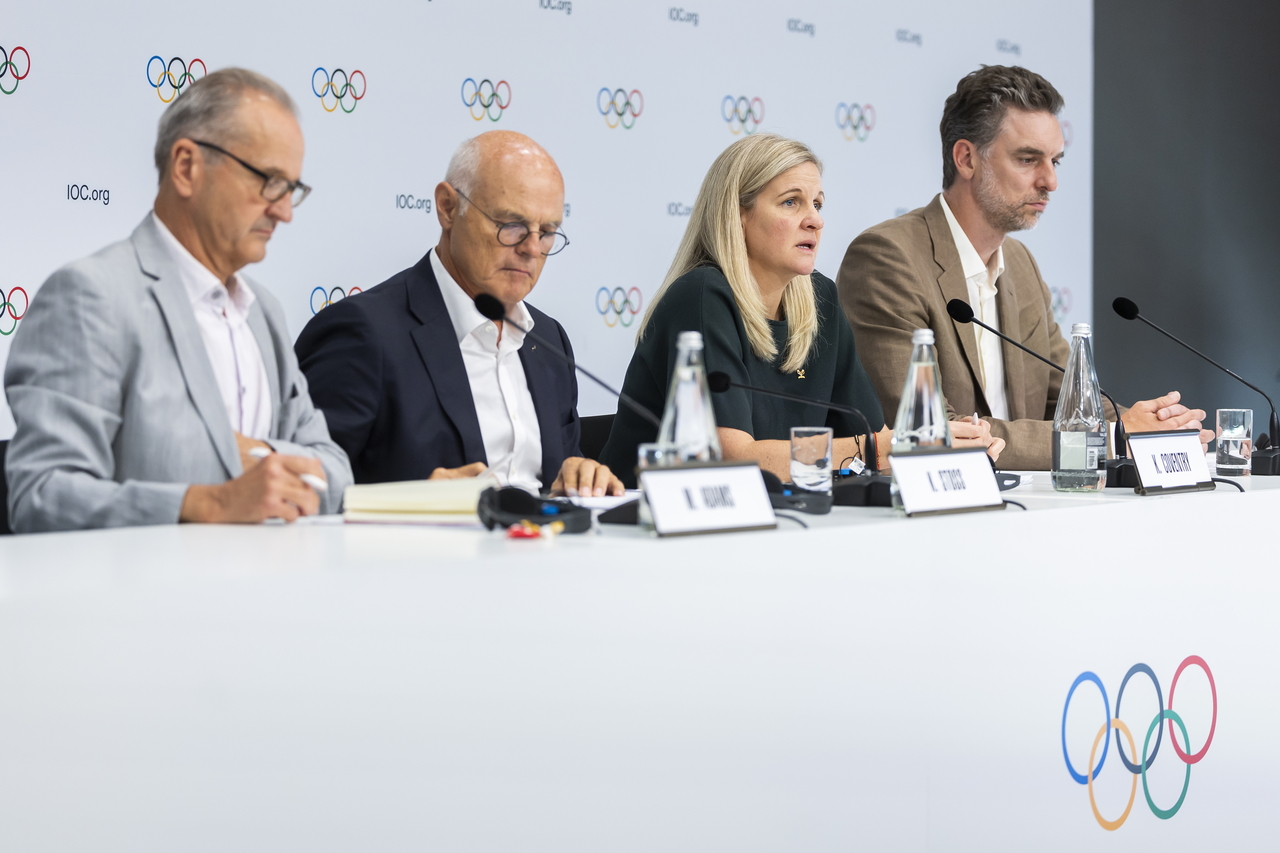 Olympic program working group Karl Stoss (second from left), IOC President Kirsty Coventry (second from right) and Chair of the IOC Athletes’ Commission Pau Gasol (right) attend a press conference at the 146th Session of the IOC in Lausanne, Switzerland, Wednesday.   (EPA-Yonhap)