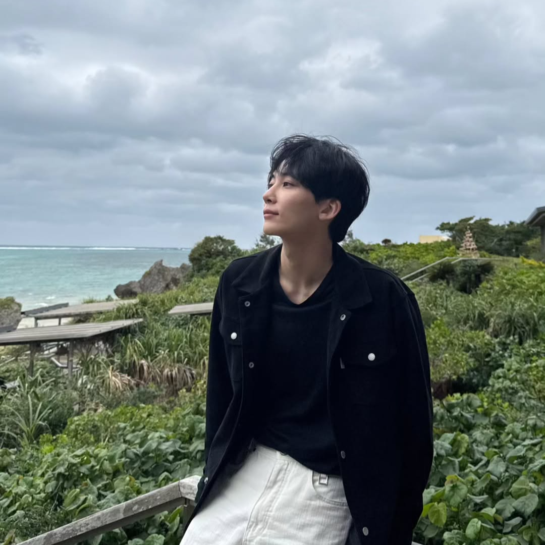 Jeonghan of Seventeen (Instagram @jeonghaniyoo_n)