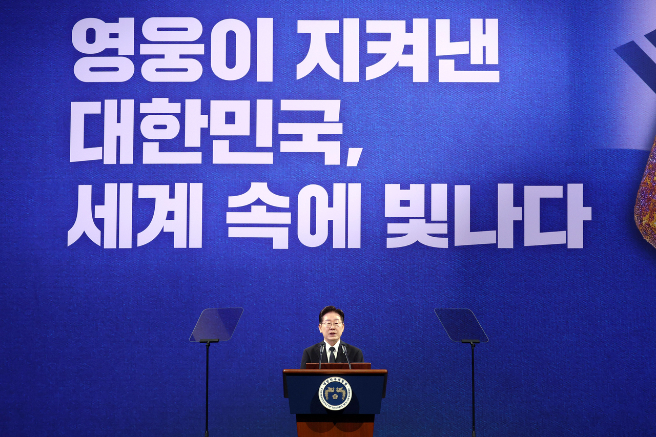 President Lee Jae Myung addresses a ceremony in Suwon, Gyeonggi Province, on Thursday to commemorate the 76th anniversary of the outbreak of the 1950-53 Korean War. (Yonhap)