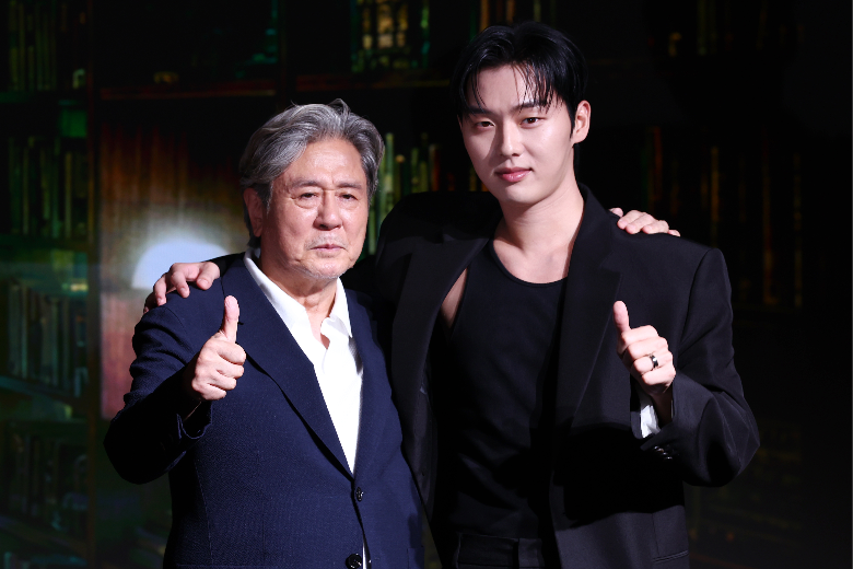 Actors Choi Min-sik (left) and Choi Hyun-wook attend a press conference for the Netflix series "Notes from the Last Row" in Seoul on Wednesday. (Yonhap)