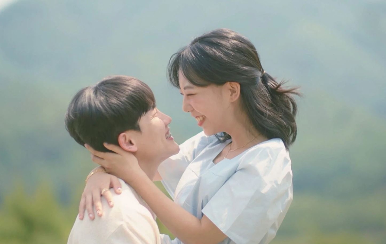 "Merry Queer," starring Ji-hae (left) and Min-ju, a bisexual and transgender couple (Wavve)