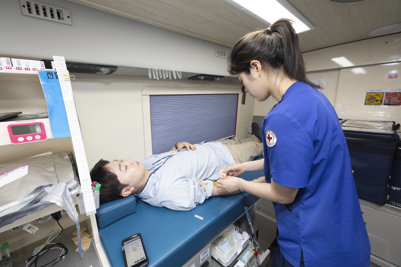 A Posco employee participates in the company's blood donation campaign in Pohang on June 17. (Posco)