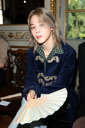 [Photo News] K-pop stars heat up Paris Fashion Week