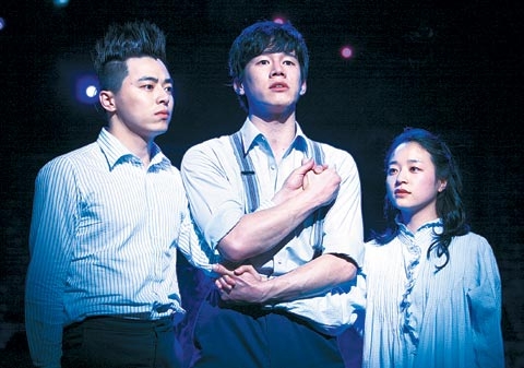 Kim Moo-yul (center) performs in the musical "Spring Awakening" in 2009. (Musical Heaven)