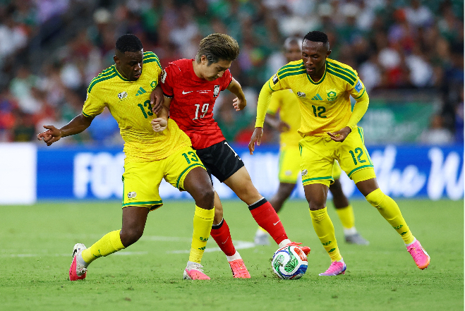 Lee Kang-in attempts to take the ball past South Africa's Yaya Sithole at Estadio Monterrey in Guadalupe, Mexico, Wednesday. (Reuters-Yonhap)