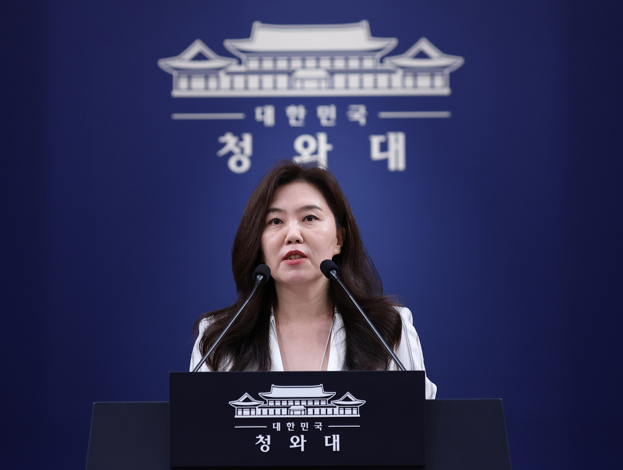 Senior presidential spokesperson Kang Yu-jung speaks during a press briefing at Cheong Wa Dae on Thursday. (Yonhap)