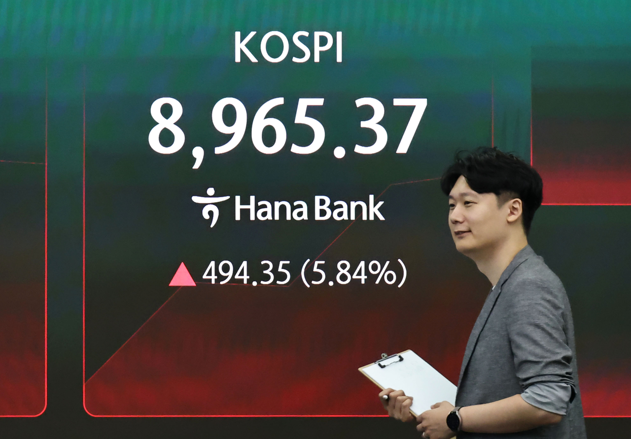 Kospi index is displayed on a board at a Hana Bank dealing room in Seoul. (Yonhap)