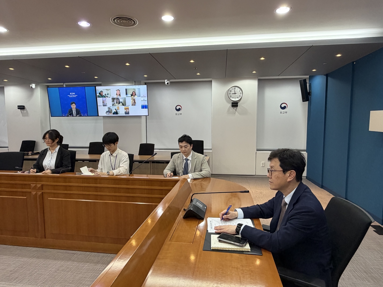 South Korea's Foreign Ministry holds a video conference on June 19 to review the safety and transit status of South Korea-linked vessels in the Strait of Hormuz. The meeting, chaired by Chung Kwang-yong, director general for African and Middle Eastern Affairs at the  Foreign Ministry, was attended by officials from the Ministry of Oceans and Fisheries and South Korean embassies in the United States, Iran, Oman, Japan, Qatar and Pakistan. (Ministry of Foreign Affairs)