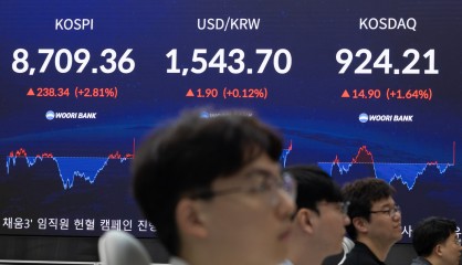 코스피가 장 초반 5% 급등세를 보여 매수 사이드카가 발동한 25일 오전 서울 중구 우리은행 딜링룸에 코스피 지수 등이 표시돼 있다. 윤창빈 기자