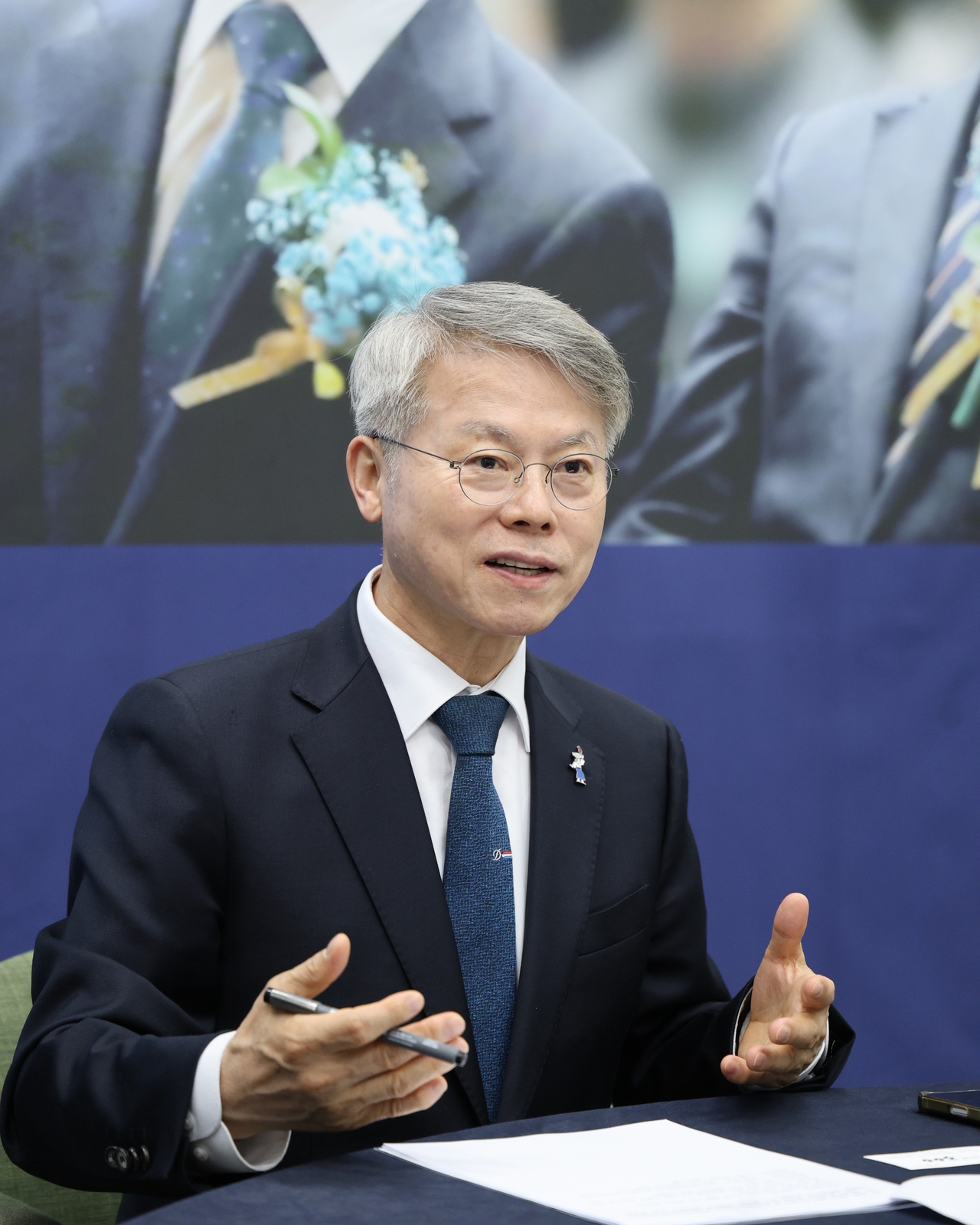 민형배 전남광주통합특별시장 당선인은 25일 오전 광주 광산구 노사동반성장지원센터에서 열린 시민과의 대화 행사에서 &ldquo;20조 정부 지원금이 그대로 나올 것 같지 않다&rdquo;고 밝혔다.