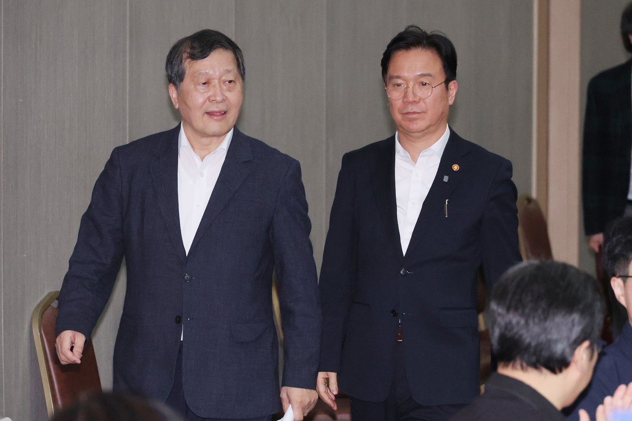 Park Su-geun, chairman of the National Labor Relations Commission (left), and Kim Young-hoon, minister of Employment and Labor (right) [Yonhap]