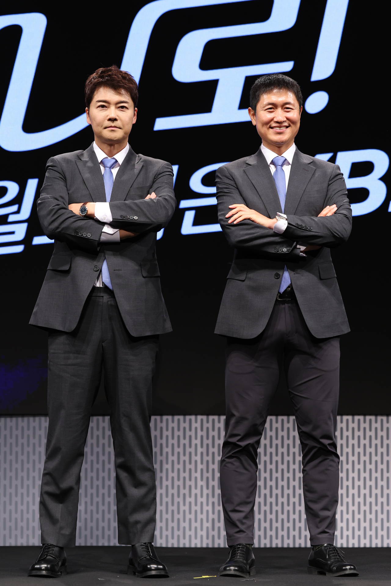 방송인 전현무(왼쪽), 이영표 해설위원. [연합]