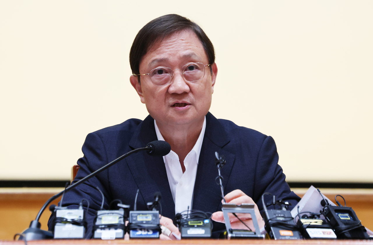 Lee Chan-jin, governor of the Financial Supervisory Service, speaks during a meeting with reporters at the FSS headquarters in Yeongdeungpo-gu, Seoul, Monday. (Yonhap)