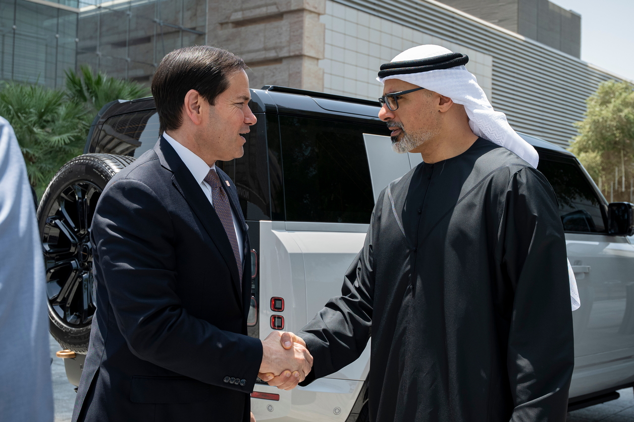 Khaled bin Mohamed bin Zayed Al Nahyan (right), Crown Prince of Abu Dhabi, shakes hands with US Secretary of State Marco Rubio in Abu Dhabi, United Arab Emirates, Wednesday. (EPA-Yonhap)