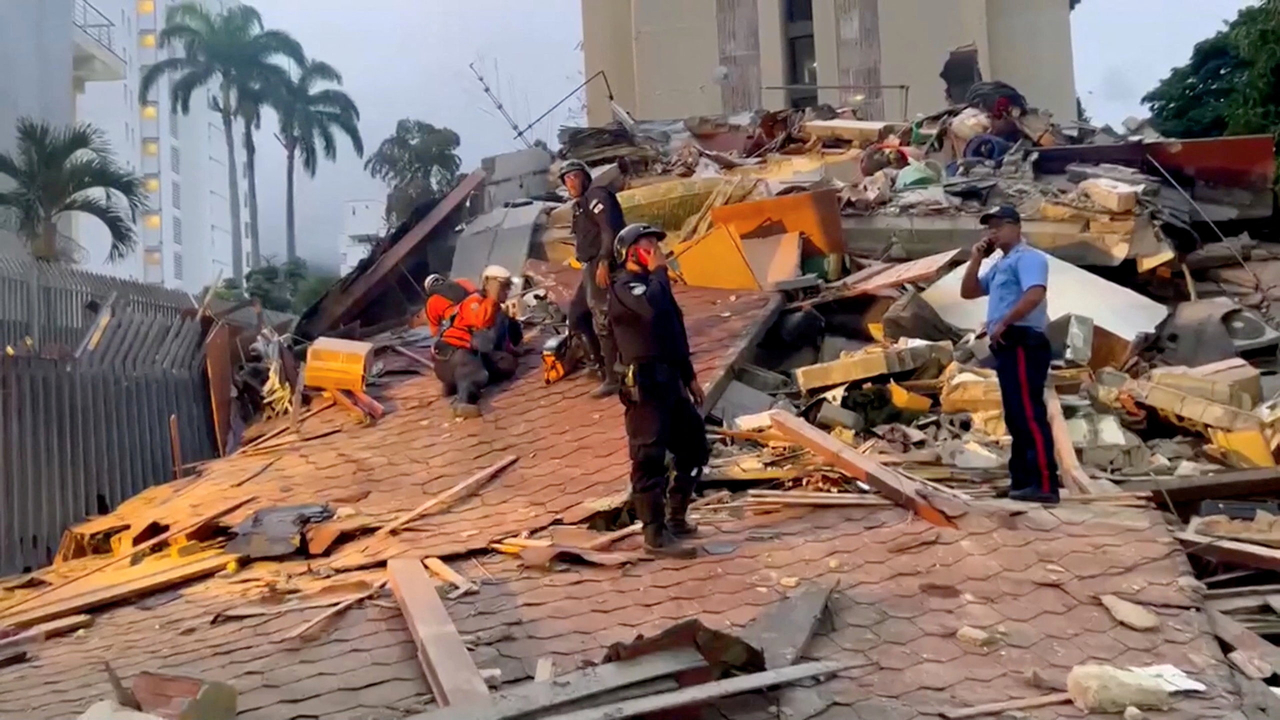 Emergency services work at the site of a collapsed building after a strong earthquake shook north-central Venezuela, in Caracas, Venezuela, Wednesday. (Reuters-Yonhap)