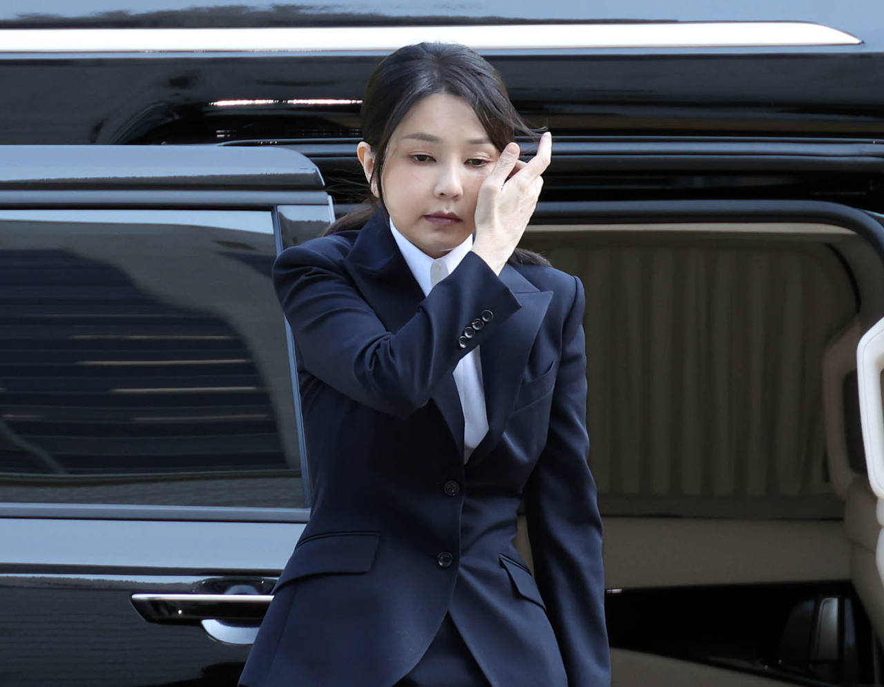 Kim Keon Hee, wife of former President Yoon Suk Yeol. Kim is seen attending a warrant review hearing at Seoul Central District Court in Seocho-gu, Seoul, last year. (Lim Se-jun)