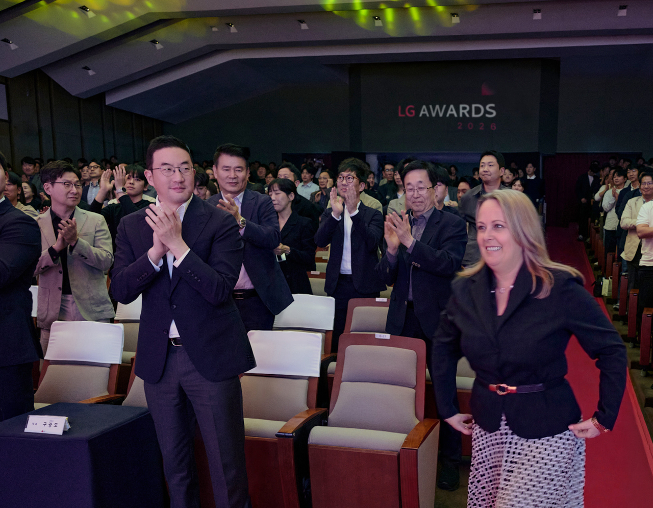 LG Group Chairman Koo Kwang-mo applauds award recipients at the LG Awards held at Inhwawon in Icheon, Gyeonggi Province, on April 16. [LG Group]